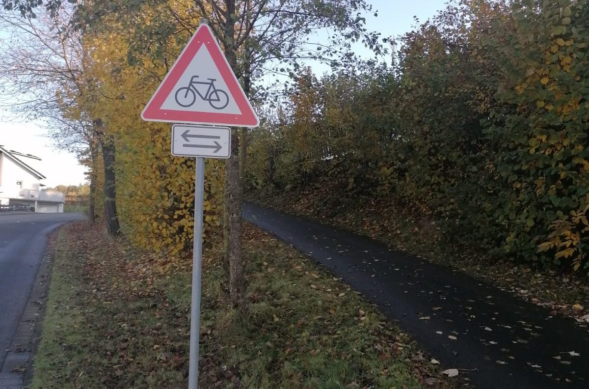 Stoppschild und Verkehrszeichen Radfahrer kreuzen - ein