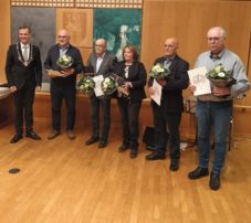Ehrung im Ratssaal des Wendener Rathauses: Heinz Zimmermann (3. von links) und Uli Heinrich (2. von rechts) wurden zu Ehrenratsherren der Gemeinde Wenden ernannt. Foto: UWG Wenden, Thorsten Scheen